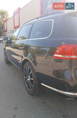Універсал Volkswagen Passat 2011 в 