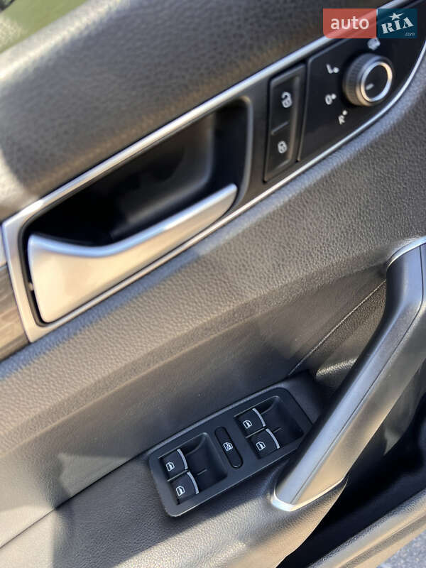 Седан Volkswagen Passat 2015 в Лозовой