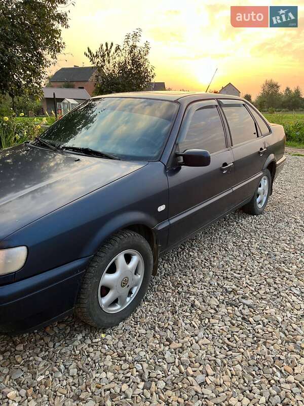 Седан Volkswagen Passat 1994 в Самборі