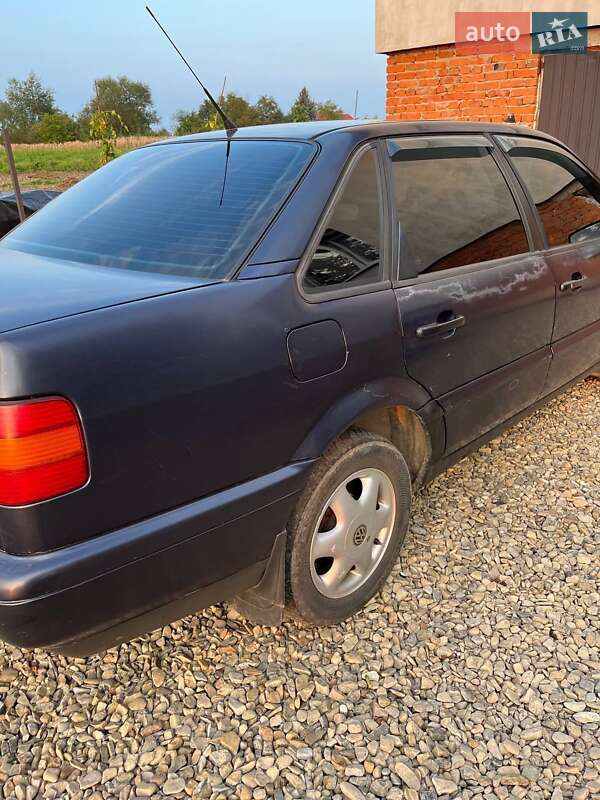 Седан Volkswagen Passat 1994 в Самборі