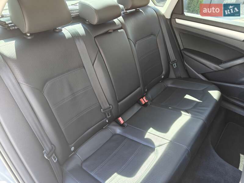 Седан Volkswagen Passat 2013 в Жовтих Водах