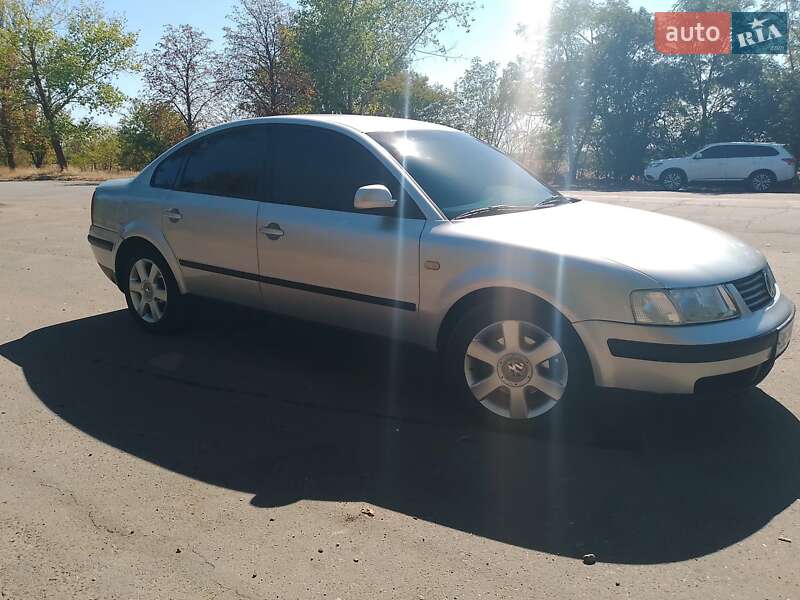 Седан Volkswagen Passat 1999 в Первомайске
