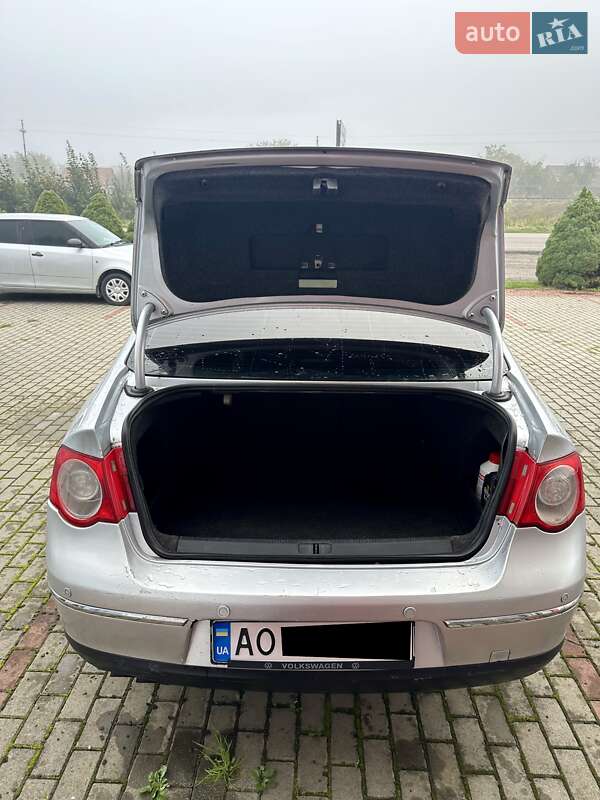 Седан Volkswagen Passat 2005 в Хусте