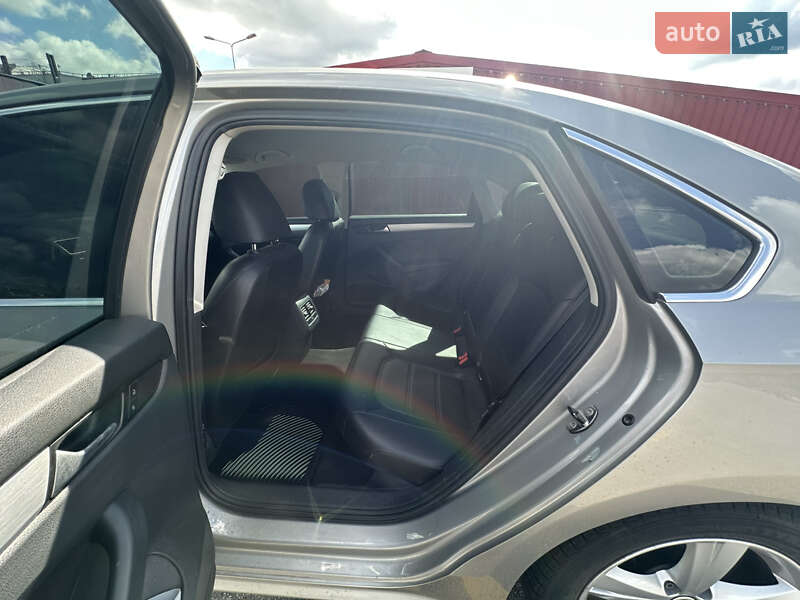 Седан Volkswagen Passat 2013 в Киеве