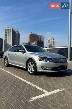 Седан Volkswagen Passat 2012 в Киеве
