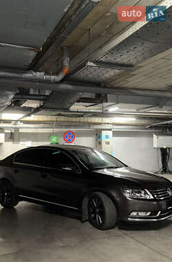Седан Volkswagen Passat 2013 в Львове