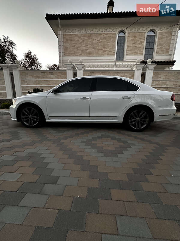 Седан Volkswagen Passat 2018 в Киеве