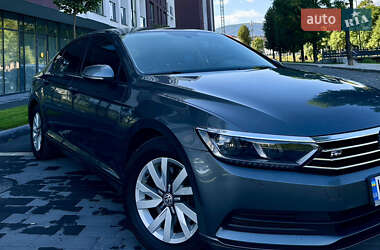 Седан Volkswagen Passat 2015 в Сваляве