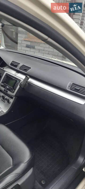 Універсал Volkswagen Passat 2012 в Нововолинську