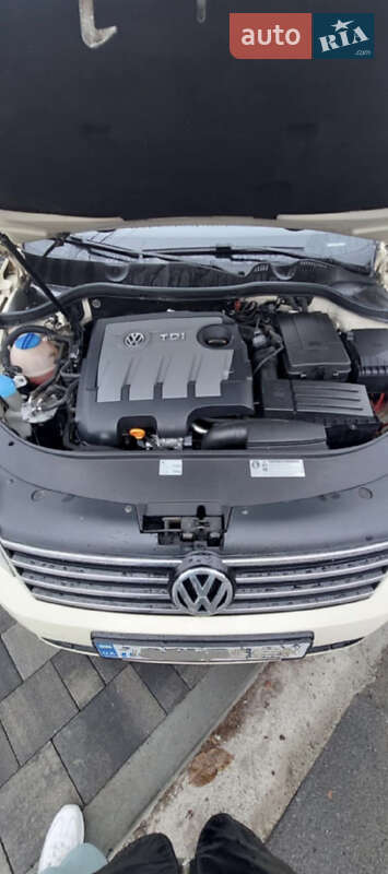 Універсал Volkswagen Passat 2012 в Нововолинську