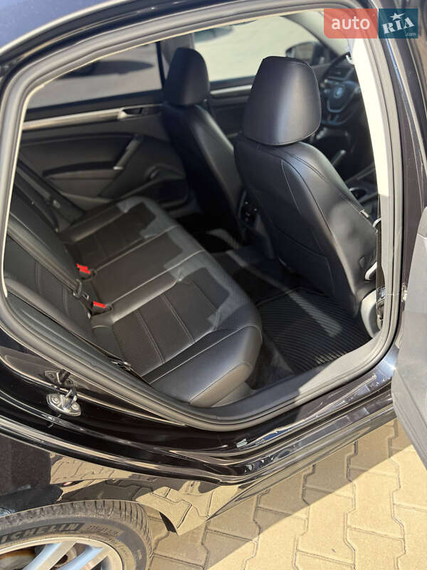 Седан Volkswagen Passat 2017 в Києві