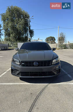 Седан Volkswagen Passat 2017 в Днепре
