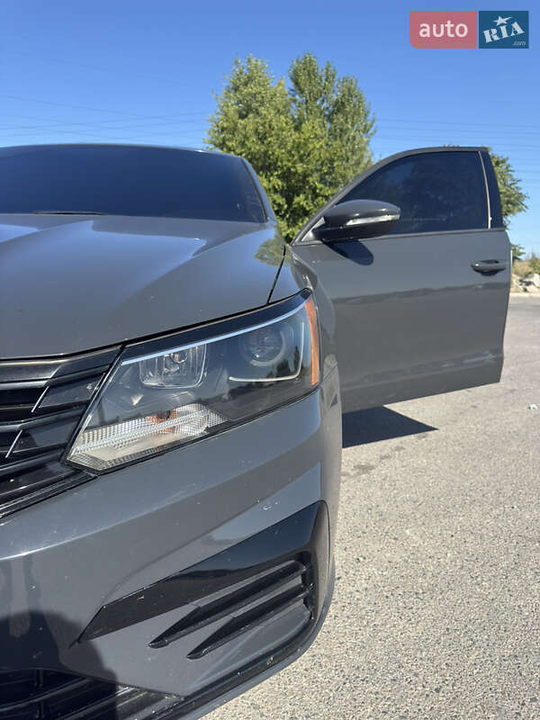 Седан Volkswagen Passat 2017 в Днепре