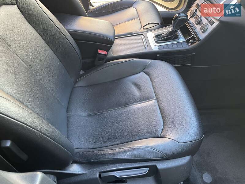 Универсал Volkswagen Passat 2012 в Киеве