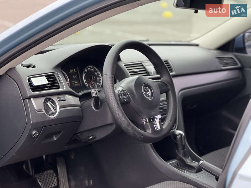 Седан Volkswagen Passat 2011 в Києві