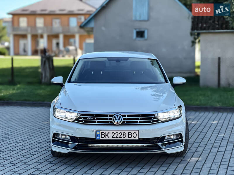 Седан Volkswagen Passat 2016 в Радивиліві