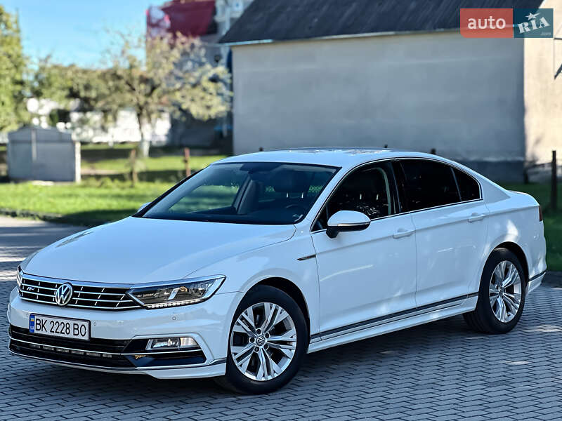 Седан Volkswagen Passat 2016 в Радивиліві