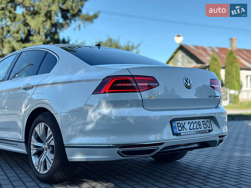 Седан Volkswagen Passat 2016 в Радивиліві