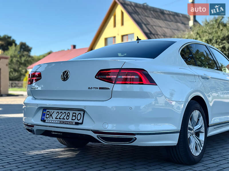 Седан Volkswagen Passat 2016 в Радивиліві
