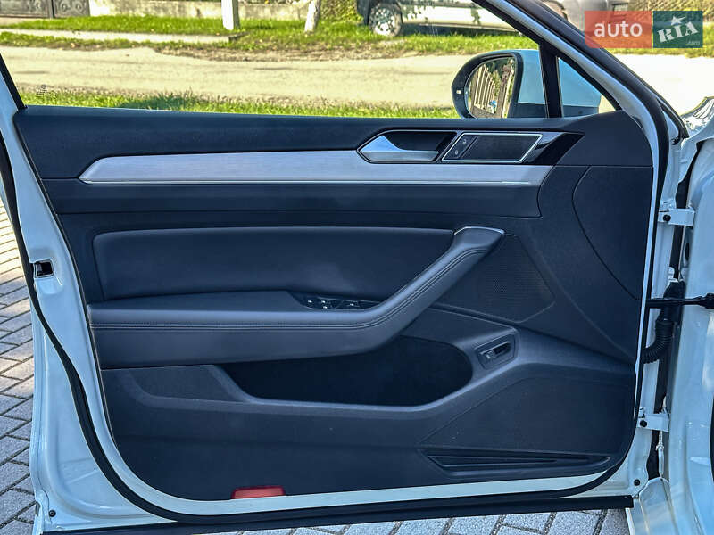 Седан Volkswagen Passat 2016 в Радивиліві