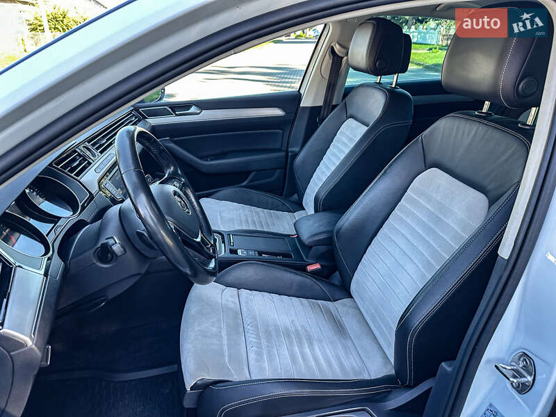 Седан Volkswagen Passat 2016 в Радивиліві