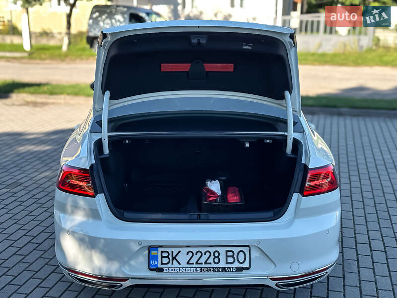 Седан Volkswagen Passat 2016 в Радивиліві