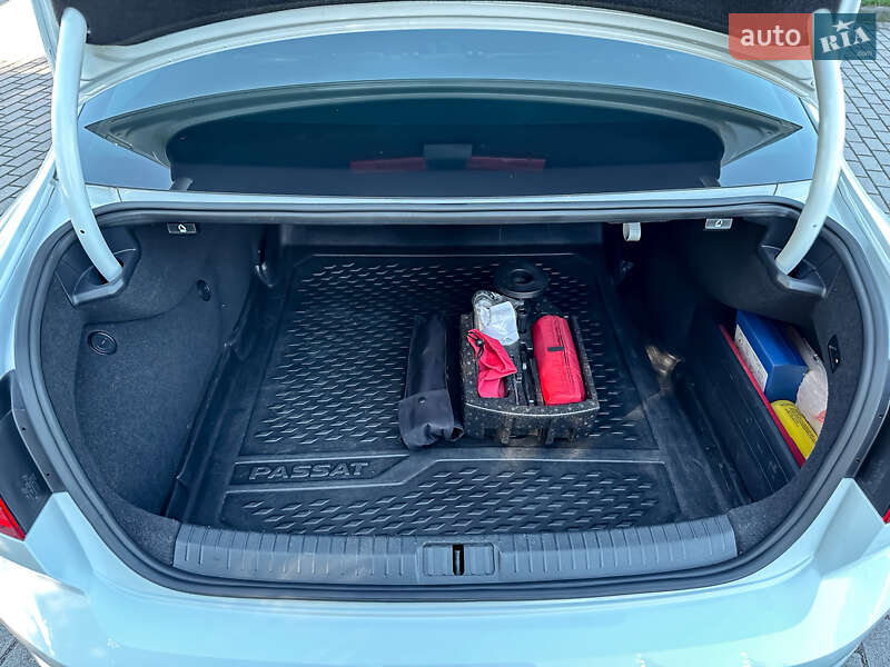 Седан Volkswagen Passat 2016 в Радивиліві