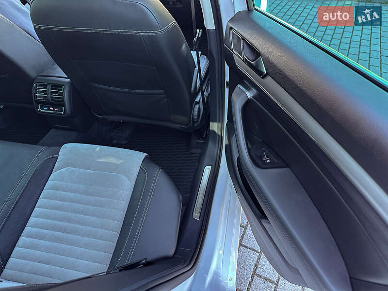 Седан Volkswagen Passat 2016 в Радивиліві