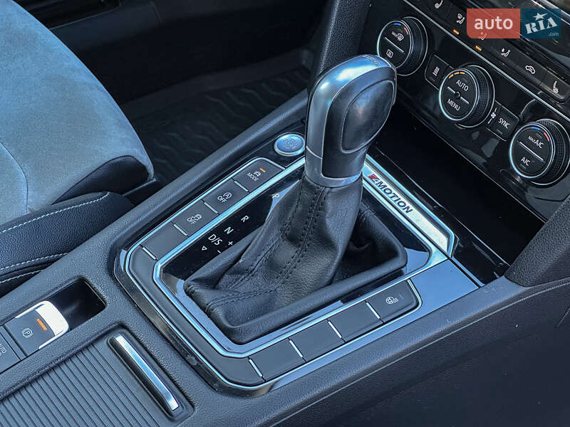 Седан Volkswagen Passat 2016 в Радивиліві