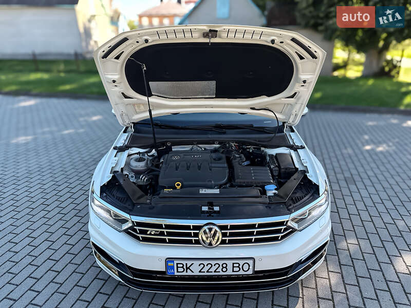 Седан Volkswagen Passat 2016 в Радивиліві