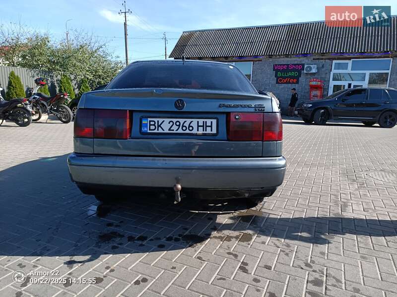 Седан Volkswagen Passat 1995 в Любешове