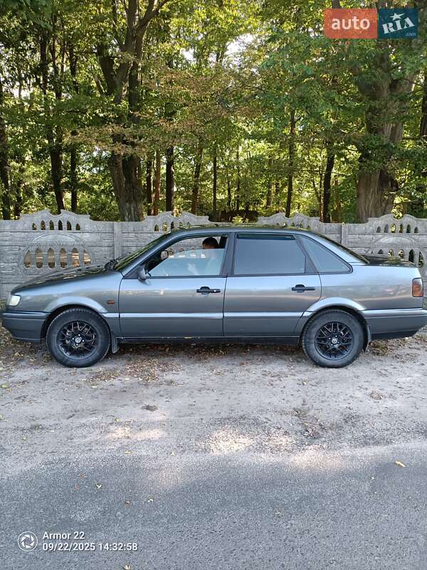 Седан Volkswagen Passat 1995 в Любешове