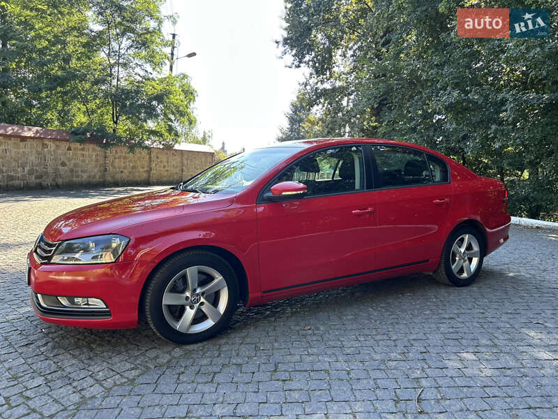 Седан Volkswagen Passat 2013 в Черновцах