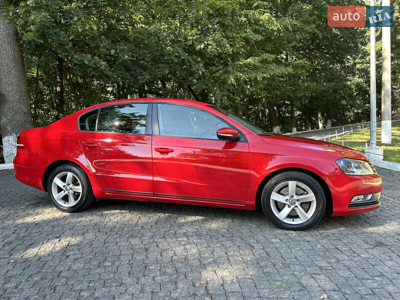 Седан Volkswagen Passat 2013 в Черновцах
