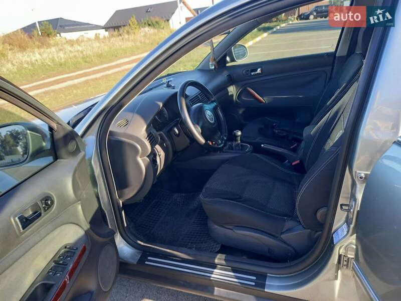 Седан Volkswagen Passat 2004 в Киеве