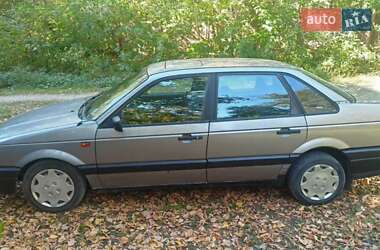 Седан Volkswagen Passat 1989 в Ружині