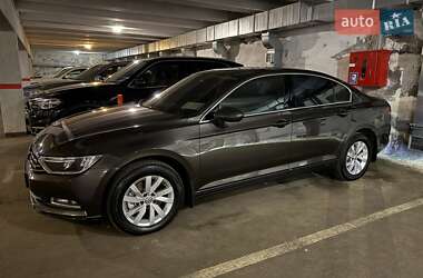 Седан Volkswagen Passat 2018 в Киеве
