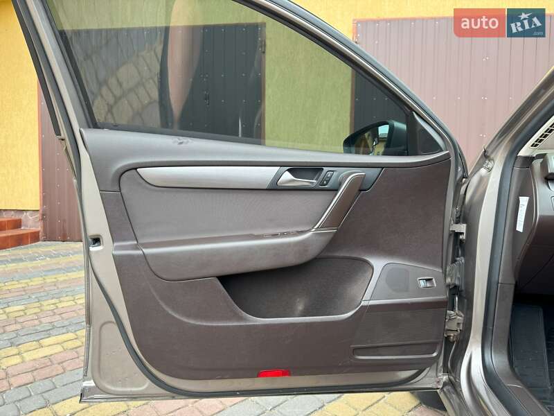 Універсал Volkswagen Passat 2011 в Яворові