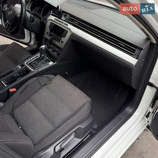 Седан Volkswagen Passat 2015 в Киеве