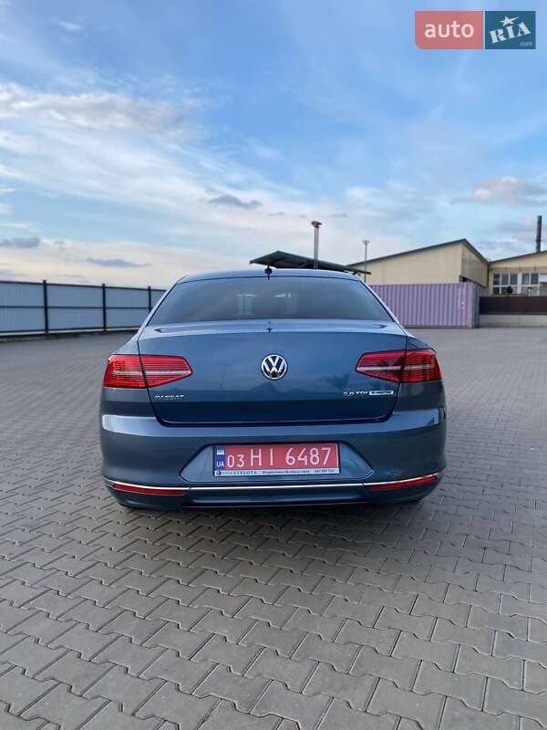 Седан Volkswagen Passat 2015 в Луцке