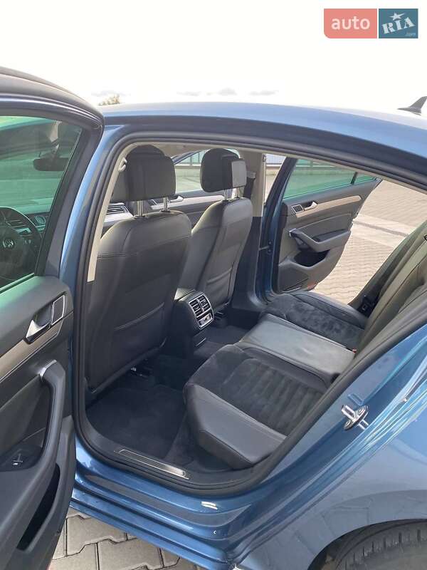 Седан Volkswagen Passat 2015 в Луцке