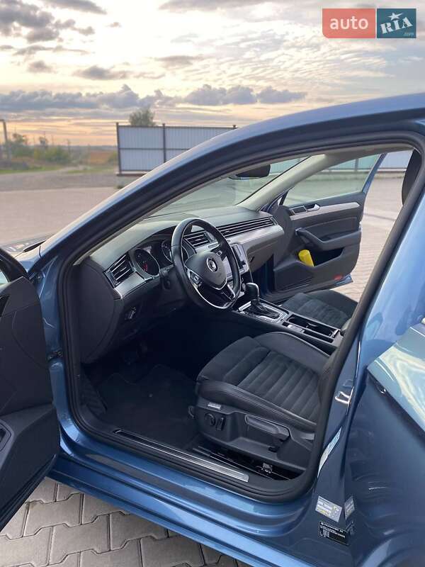 Седан Volkswagen Passat 2015 в Луцке