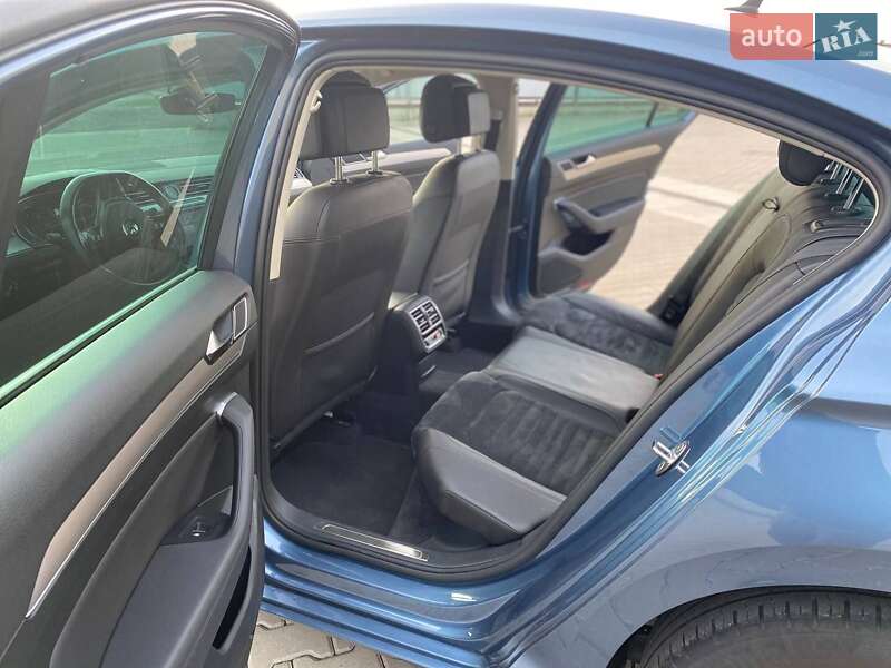 Седан Volkswagen Passat 2015 в Луцке