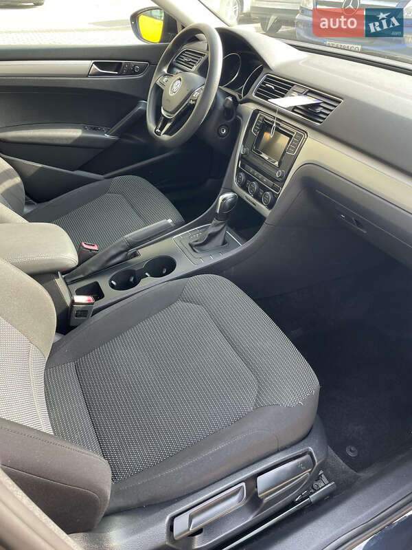 Седан Volkswagen Passat 2016 в Ивано-Франковске