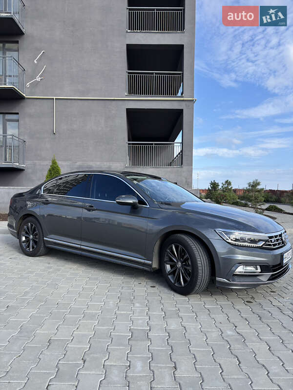 Седан Volkswagen Passat 2016 в Южном