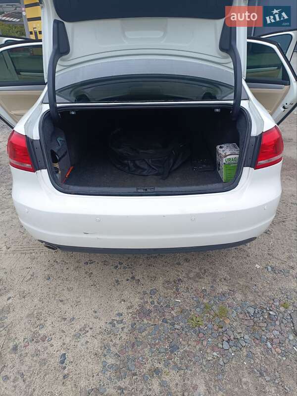 Седан Volkswagen Passat 2012 в Львове
