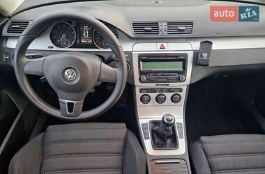 Седан Volkswagen Passat 2009 в  фото 11 Седан Volkswagen Passat 2009 в