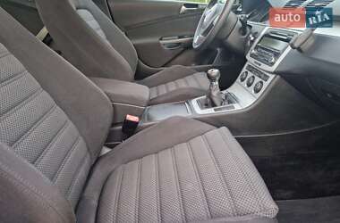 Седан Volkswagen Passat 2009 в  фото 16 Седан Volkswagen Passat 2009 в