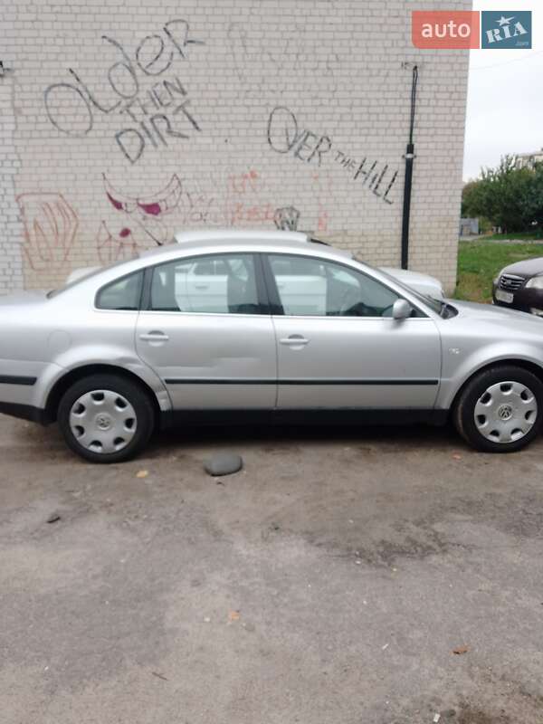 Седан Volkswagen Passat 2001 в Мироновке