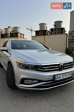 Универсал Volkswagen Passat 2022 в Киеве